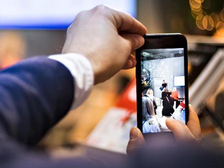 Mann hält Smartphone